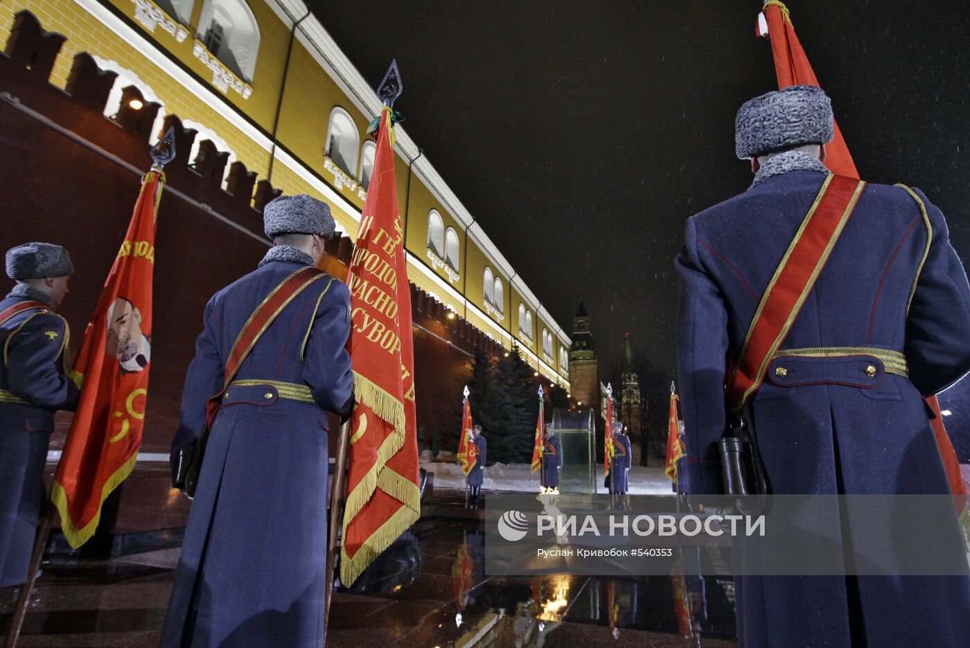 Церемония переноса Вечного огня в Москве