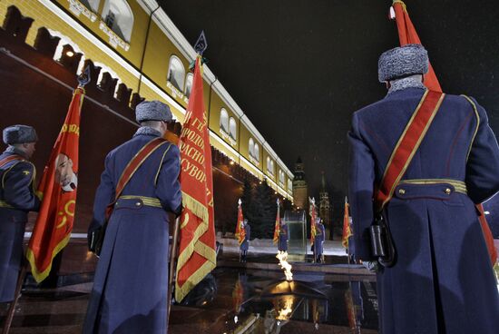 Церемония переноса Вечного огня в Москве