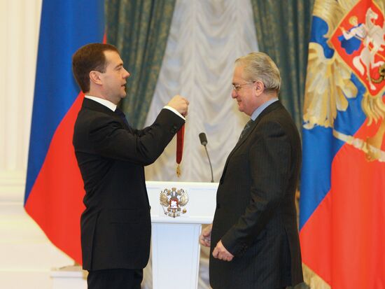 Д.Медведев вручил в Кремле государственные награды