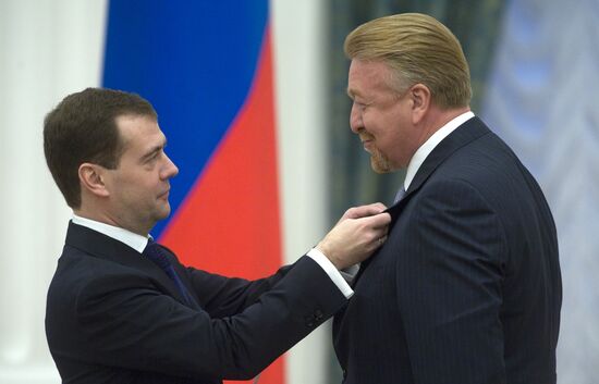 Д.Медведев вручил в Кремле государственные награды