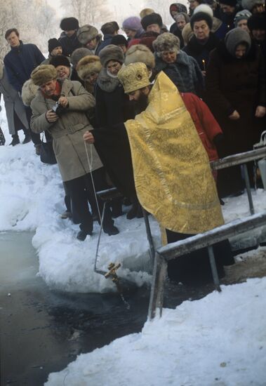 Архимандрит Никита освещает воду реки Истры