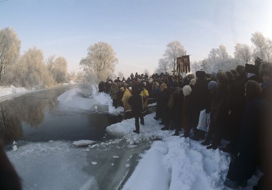 Торжественное Богослужение на берегу реки Истры