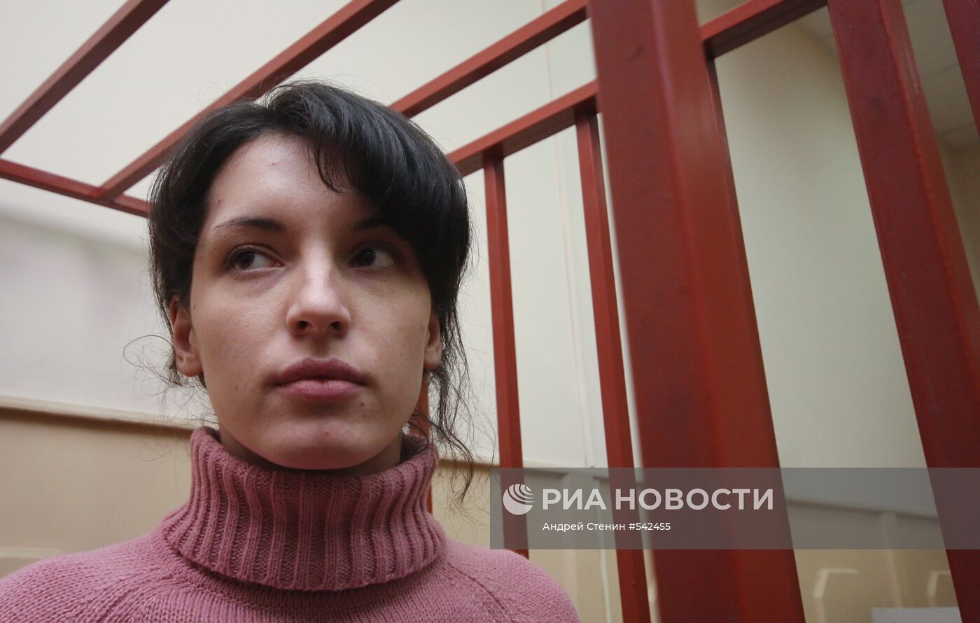 Евгения Хасис, обвиняемая в убийстве, в здании Басманного суда