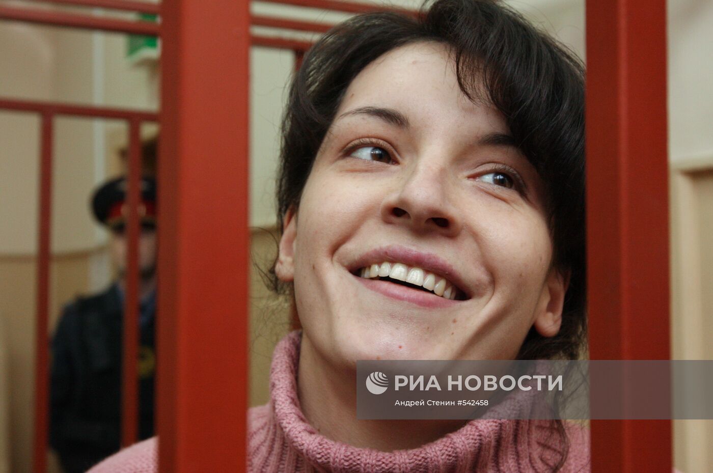 Евгения Хасис, обвиняемая в убийстве, в здании Басманного суда