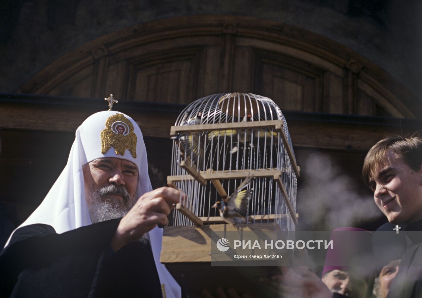 Алексий II выпускает птицу