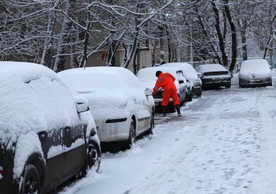 Уборка снега в одном из дворов на Ленинском проспекте