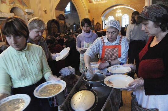 Предновогодний благотворительный обед для бездомных в Москве