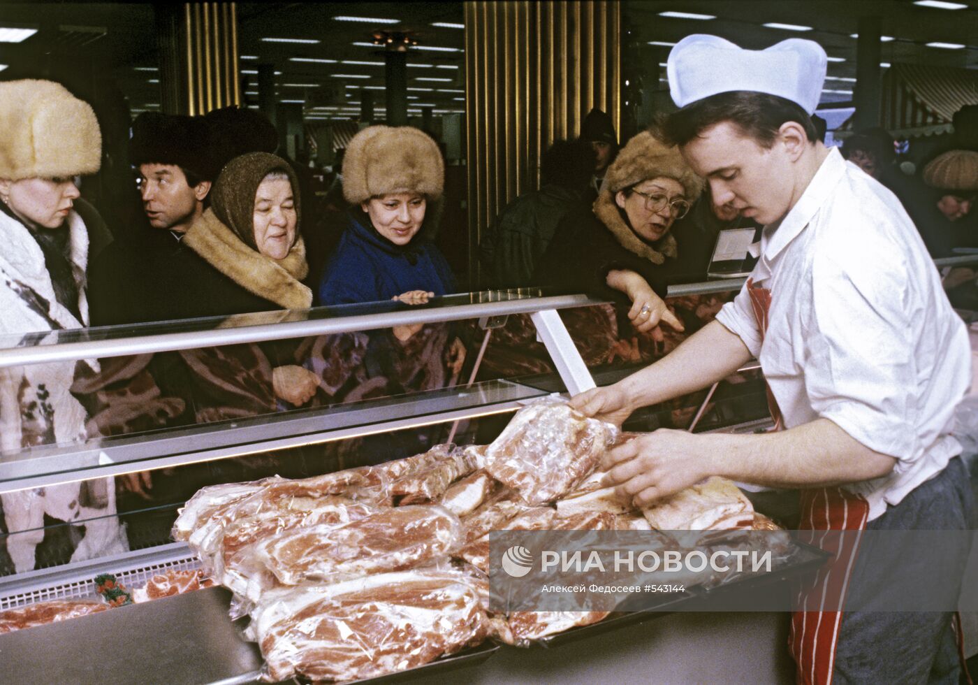 Очередь за мясом в государственный магазин