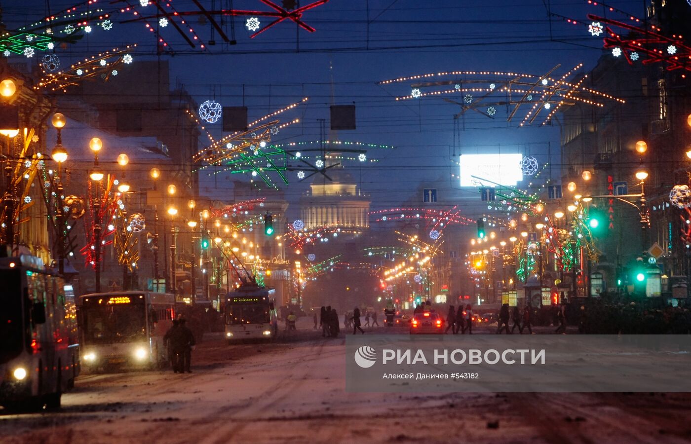 Новогодняя иллюминация на Невском проспекте в Санкт-Петербурге