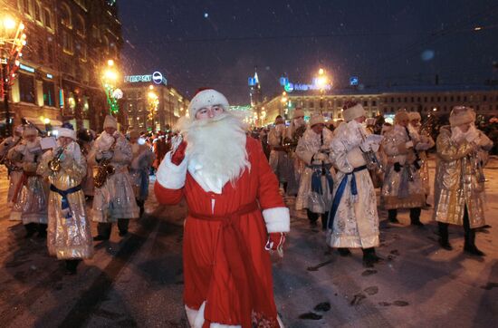 Шествие по случаю прибытия главного Деда Мороза