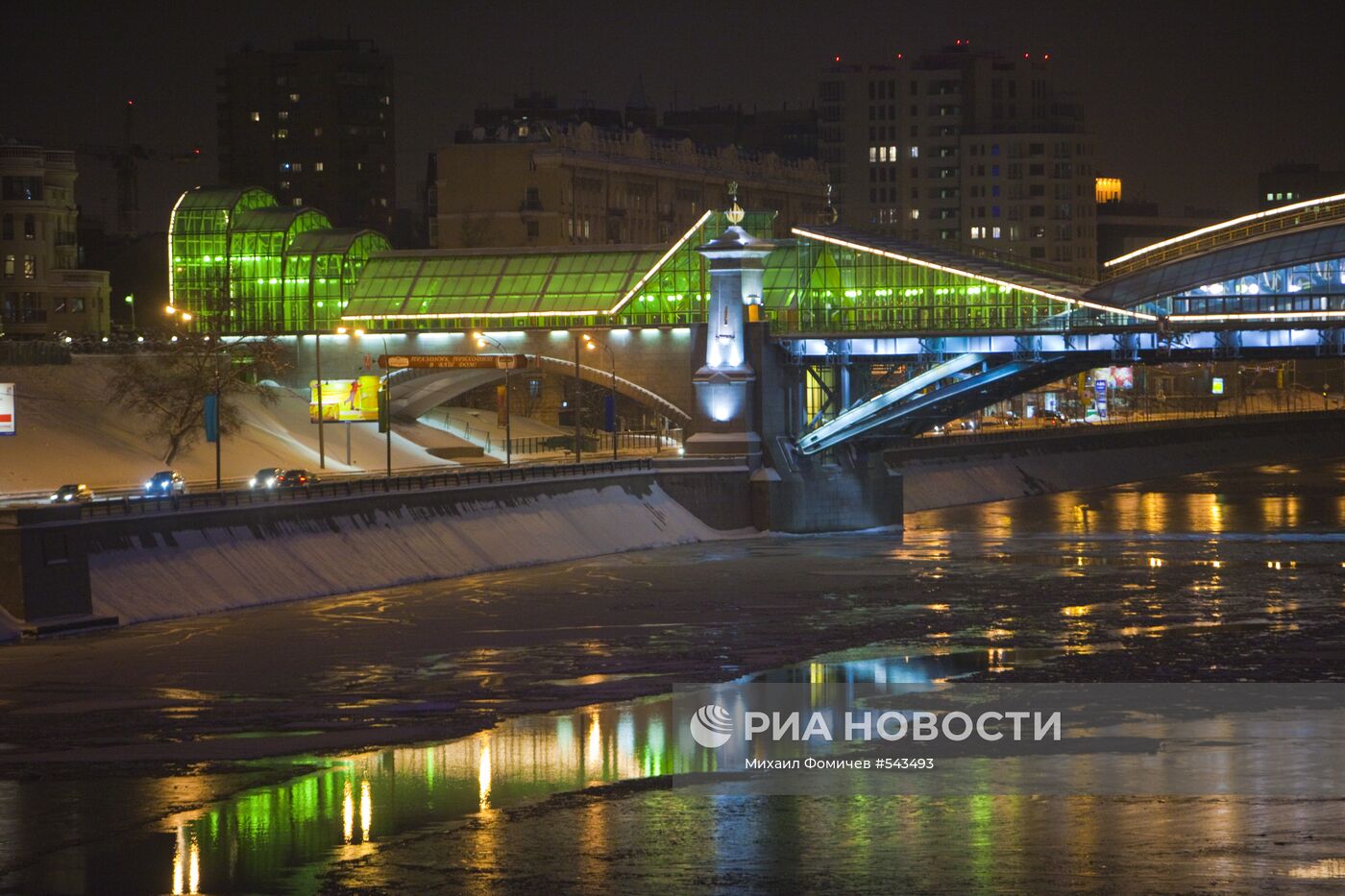 Вид на Андреевский пешеходный мост с Бородинского моста