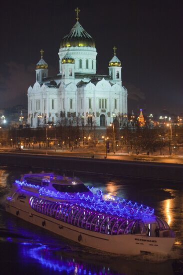 Вид на Храм Христа Спасителя в Москве