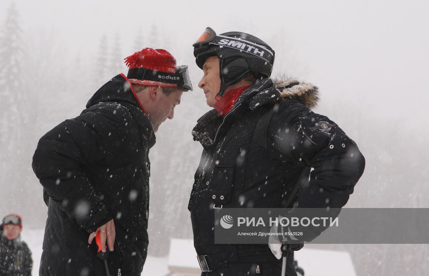 Д.Медведев и В.Путин на горнолыжном курорте "Красная Поляна"