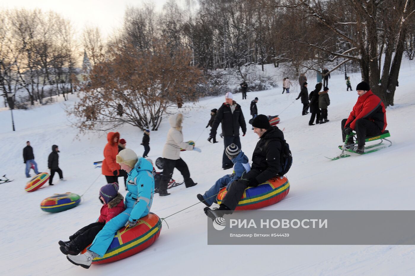 Катание на ледяной горке в Коломенском