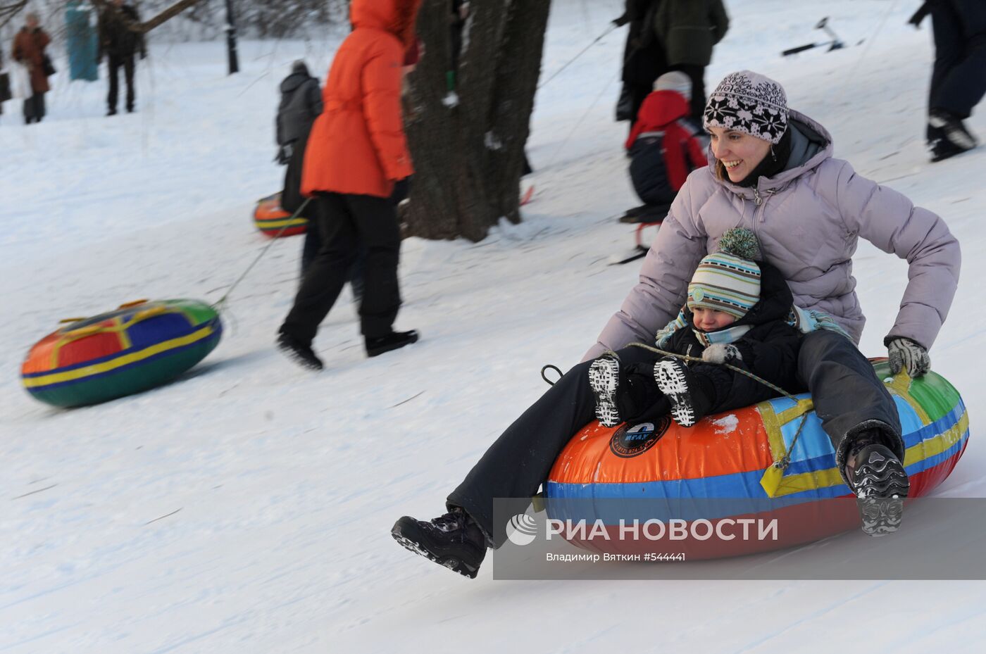 Катание на ледяной горке в Коломенском