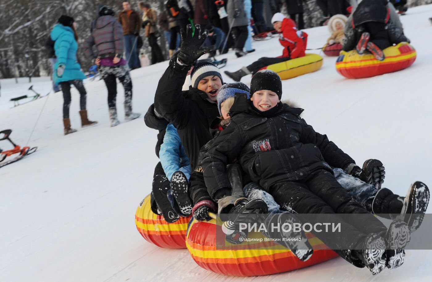 Катание на ледяной горке в Коломенском