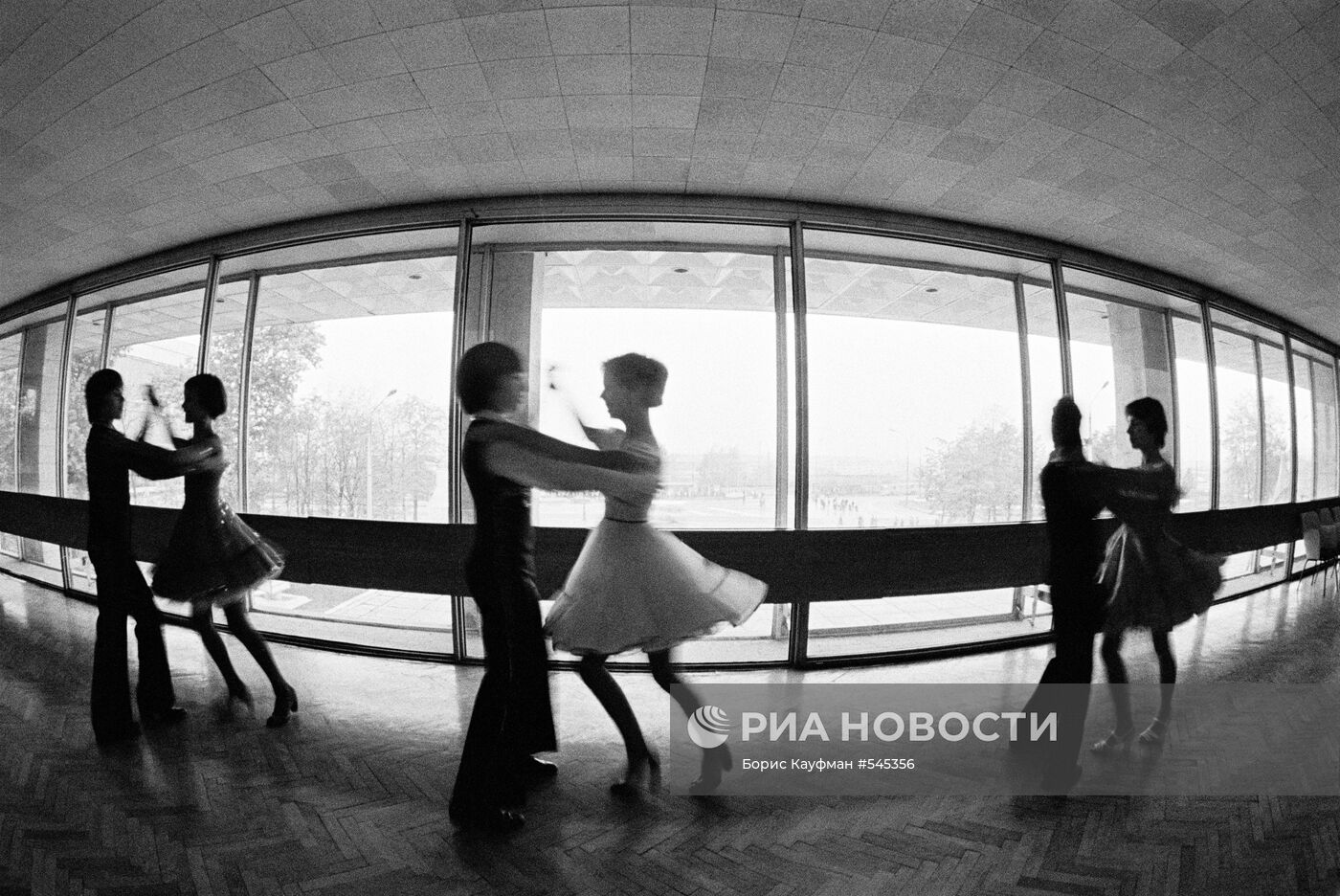 Занятия бальными танцами во Дворце культуры АЗЛК в Москве