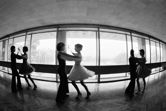 Занятия бальными танцами во Дворце культуры АЗЛК в Москве