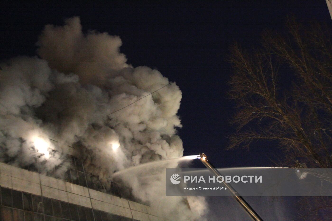 Крупный пожар в административном здании в Москве