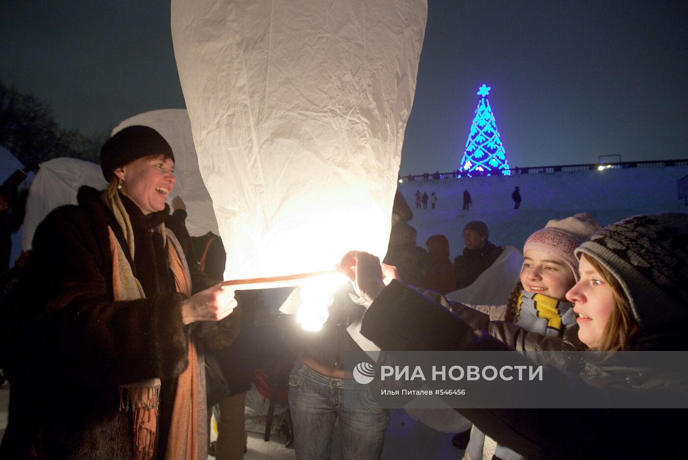 Запуск бумажных "Небесных фонариков" на Воробьевых горах