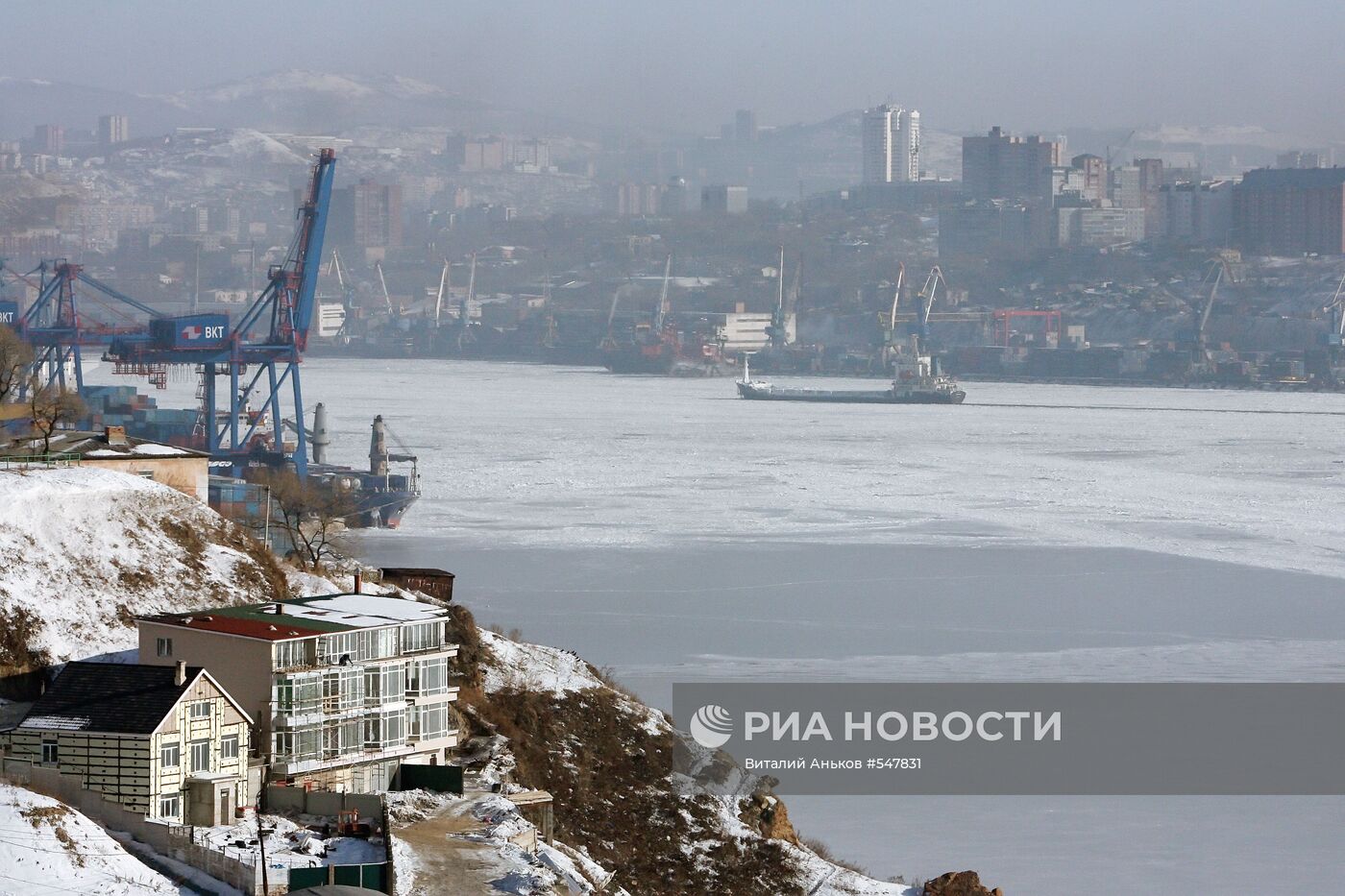 Замерзла бухта Золотой Рог во Владивостоке