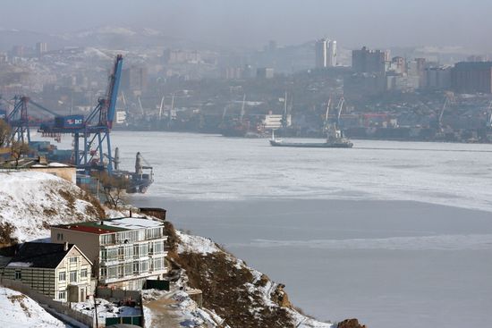 Замерзла бухта Золотой Рог во Владивостоке