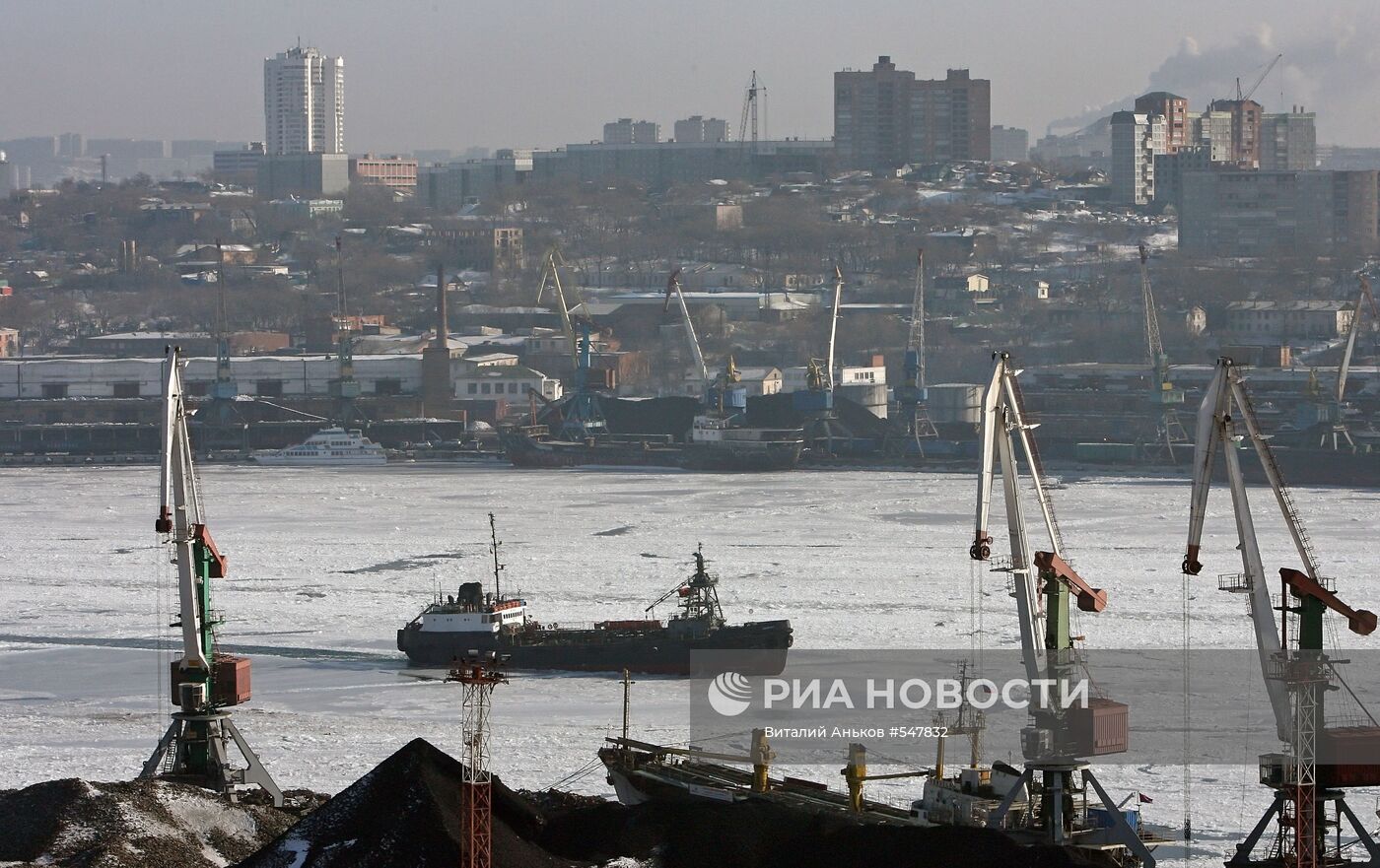 Замерзла бухта Золотой Рог во Владивостоке