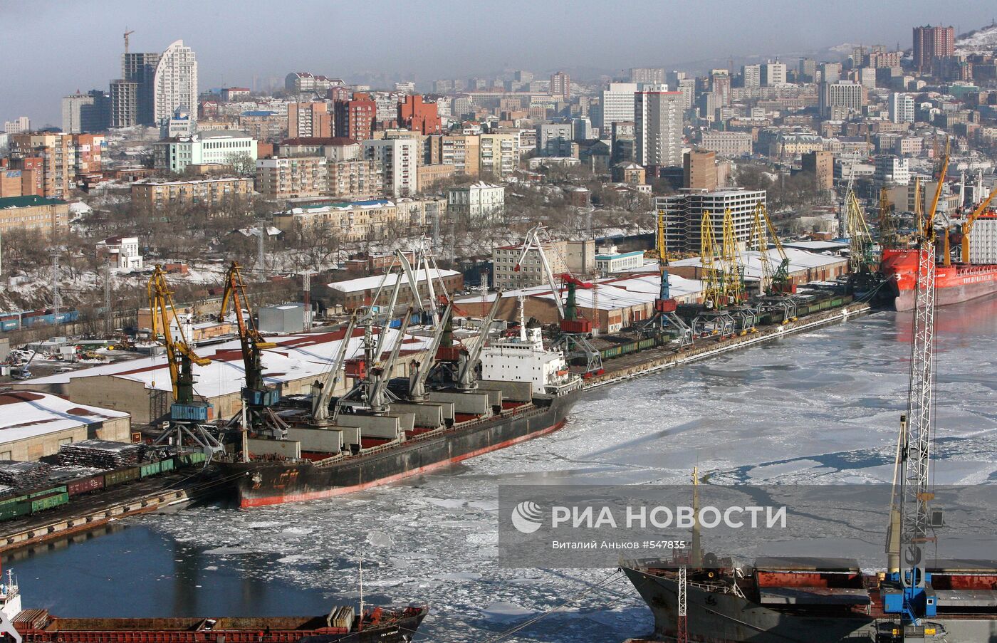 Замерзла бухта Золотой Рог во Владивостоке