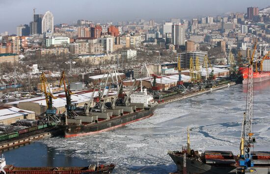 Замерзла бухта Золотой Рог во Владивостоке