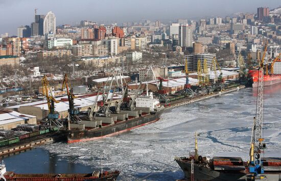 Замерзла бухта Золотой Рог во Владивостоке