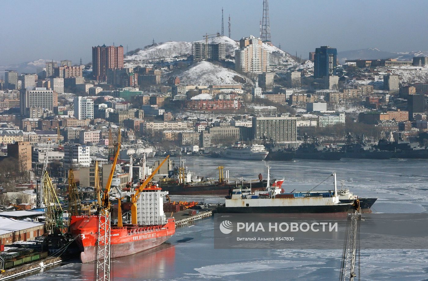 Замерзла бухта Золотой Рог во Владивостоке