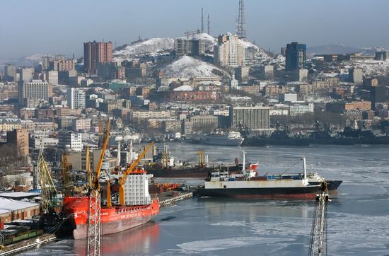 Замерзла бухта Золотой Рог во Владивостоке