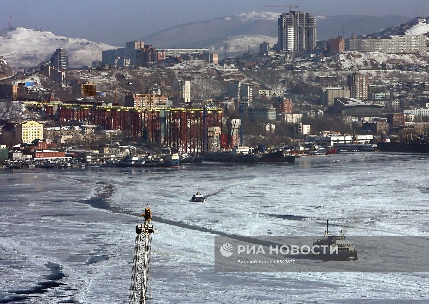 Замерзла бухта Золотой Рог во Владивостоке