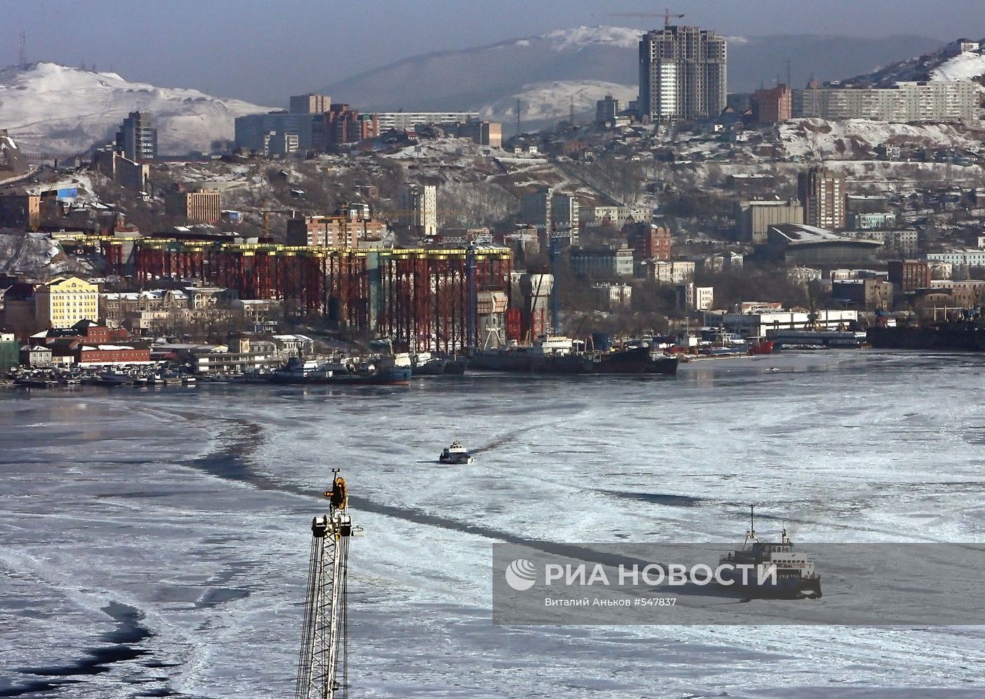 Замерзла бухта Золотой Рог во Владивостоке