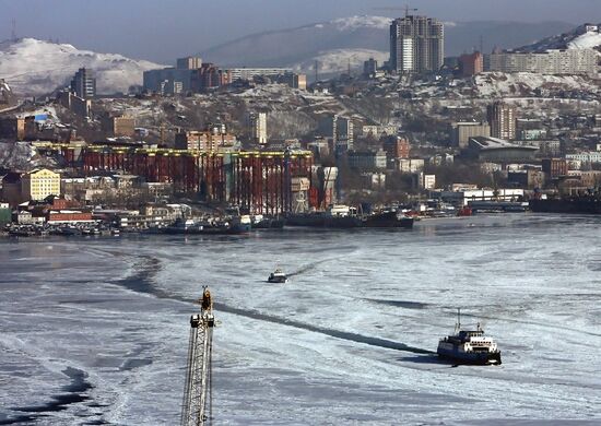 Замерзла бухта Золотой Рог во Владивостоке