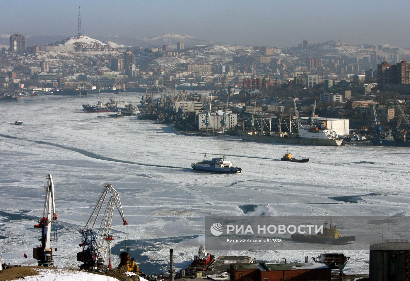 Замерзла бухта Золотой Рог во Владивостоке