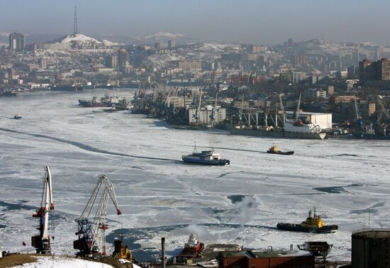 Замерзла бухта Золотой Рог во Владивостоке