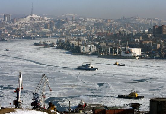 Замерзла бухта Золотой Рог во Владивостоке