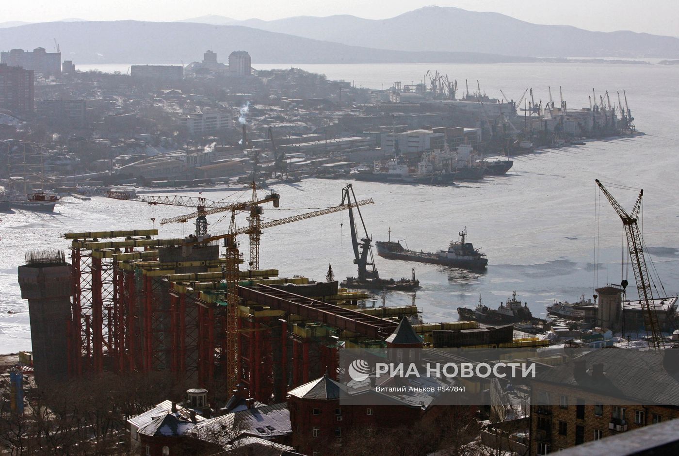 Замерзла бухта Золотой Рог во Владивостоке