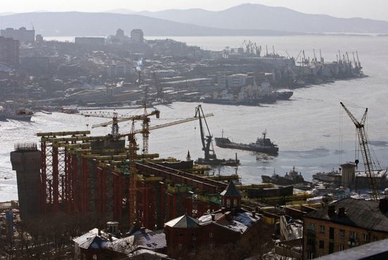 Замерзла бухта Золотой Рог во Владивостоке