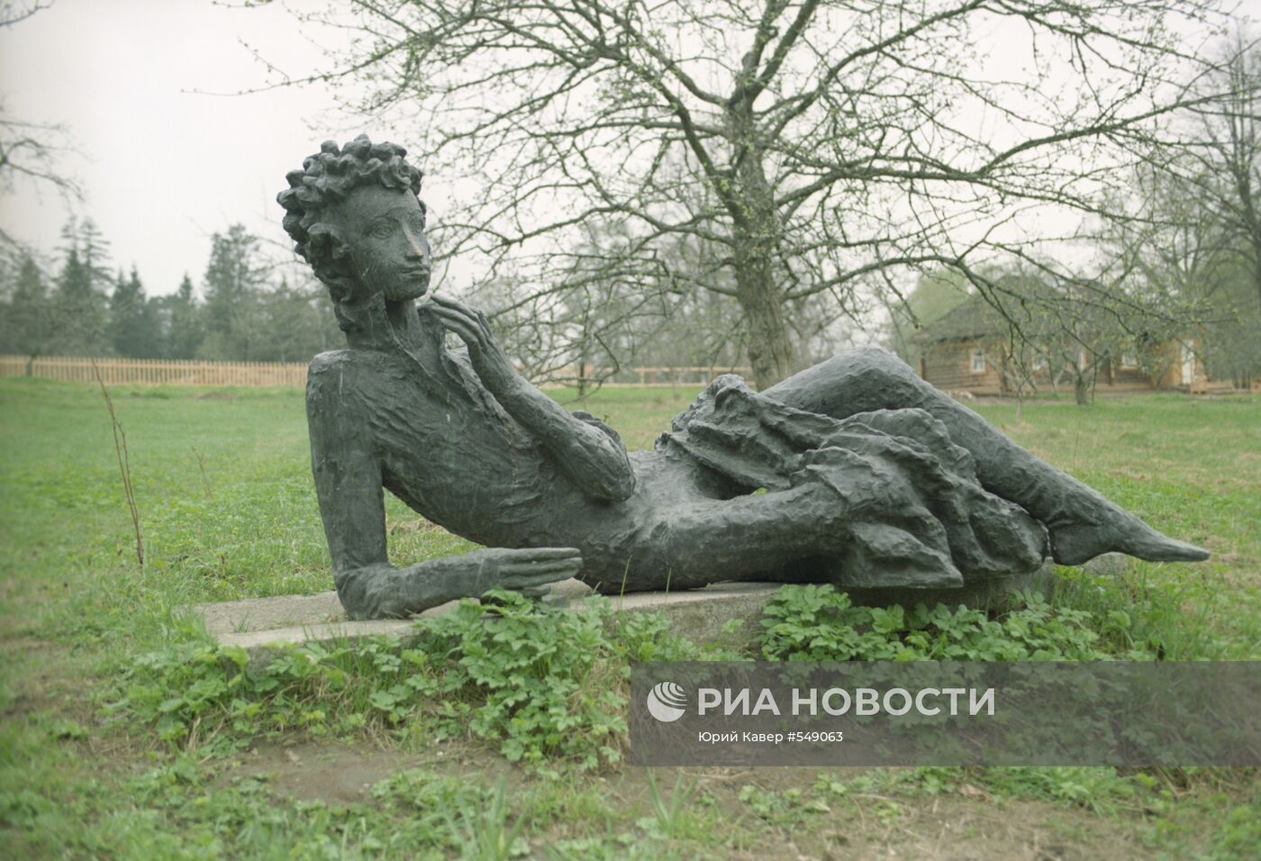 Памятник "Пушкин-лицеист"