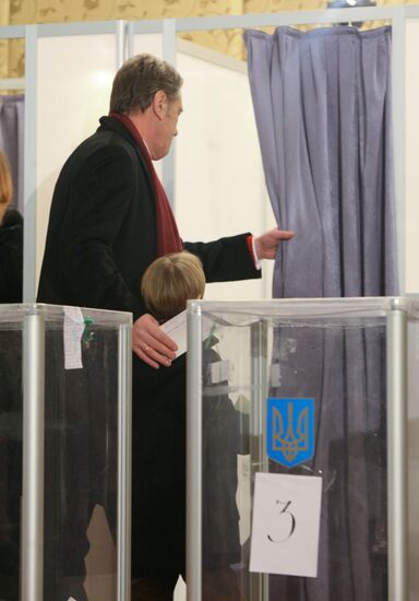 Виктор Ющенко голосует на выборах президента Украины