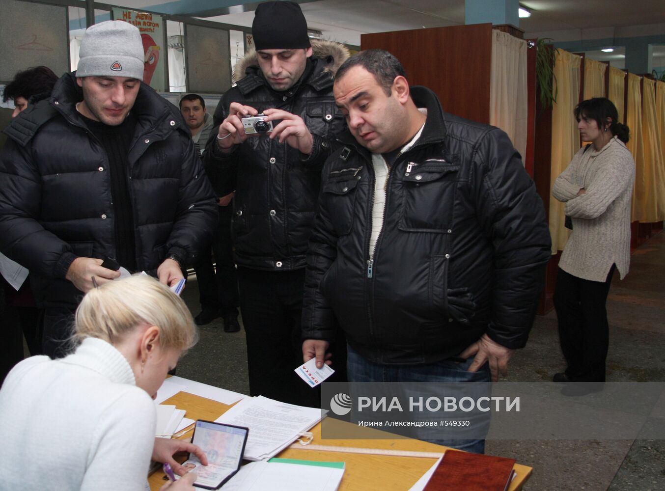 Наблюдатели из Грузии на избирательном участке в Донецке