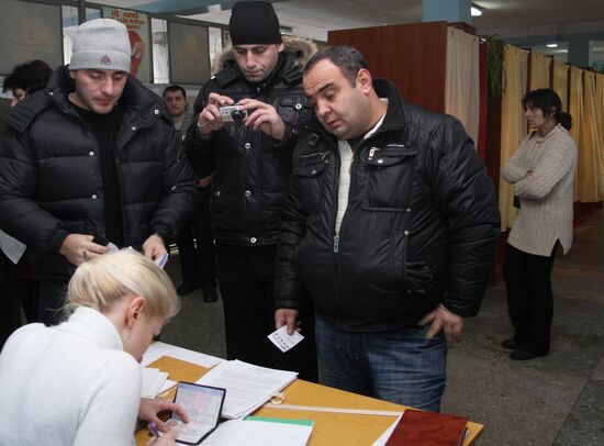 Наблюдатели из Грузии на избирательном участке в Донецке
