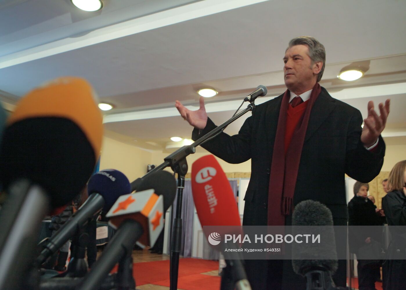 Виктор Ющенко голосует на выборах президента Украины