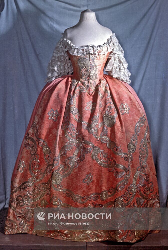 Женское платье середины XVIII века