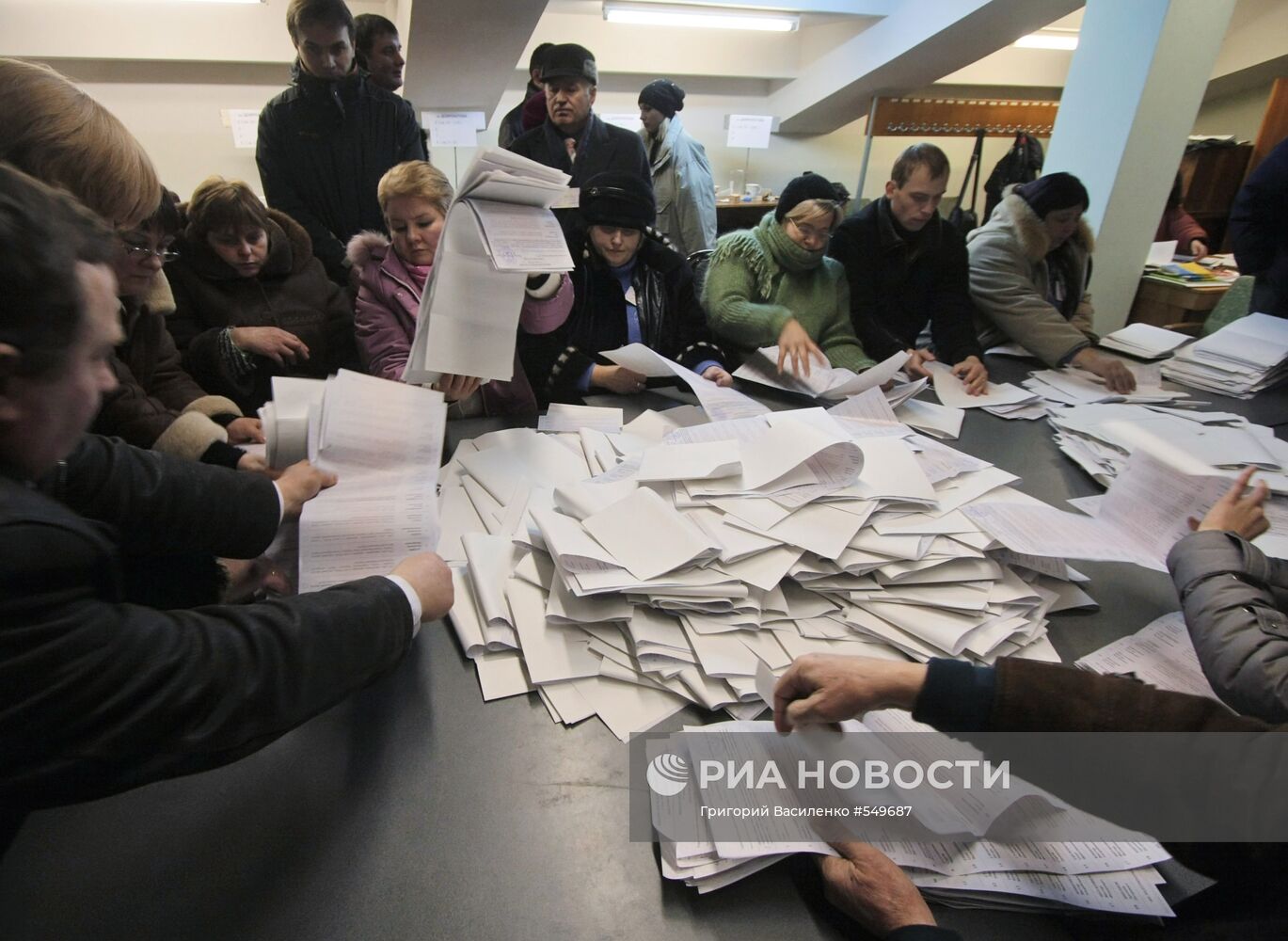 Подсчет голосов на одном из избирательных участков Киева