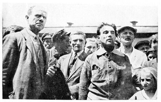 Юлиус Фучик с членами рабочей делегации в городе Фрунзе