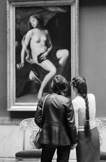 Посетители музея Эрмитаж в Ленинграде