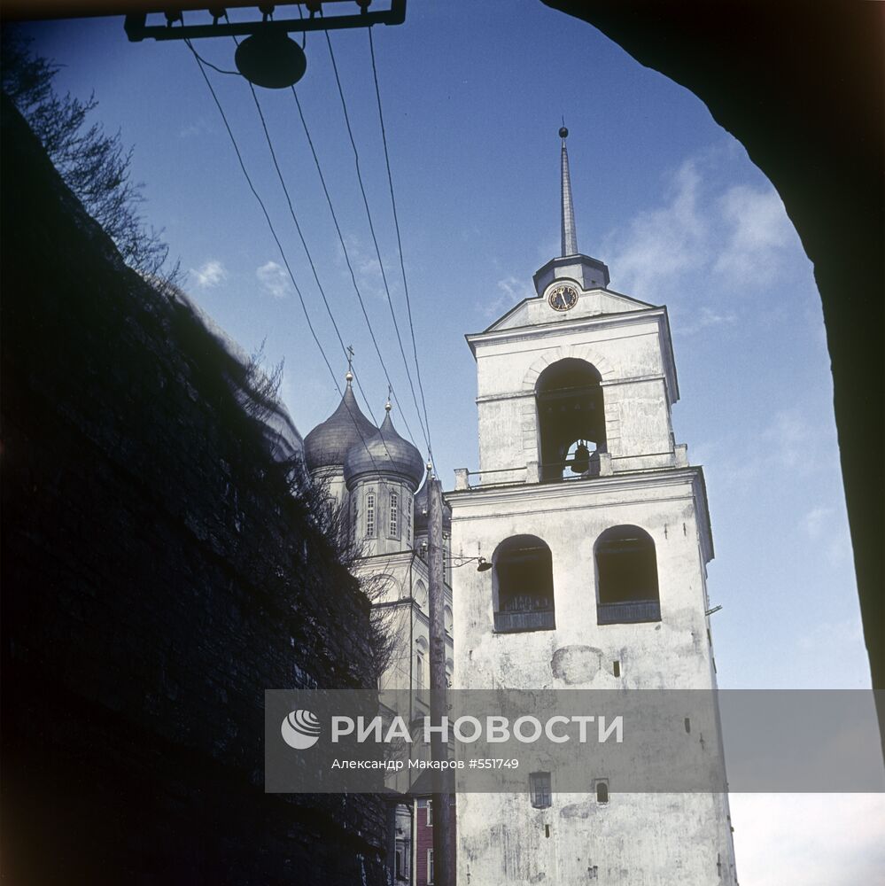 Колокольня собора святой Троицы в Пскове